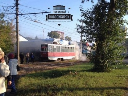 Трамвай №13 окутало дымом на ходу